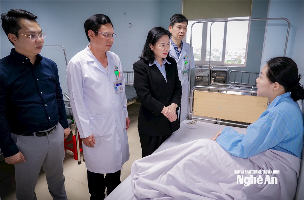 Giám đốc Sở Y tế thăm hỏi, động viên người bị nạn trong vụ tấn công, truy sát tại Bệnh viện Sản Nhi Nghệ An